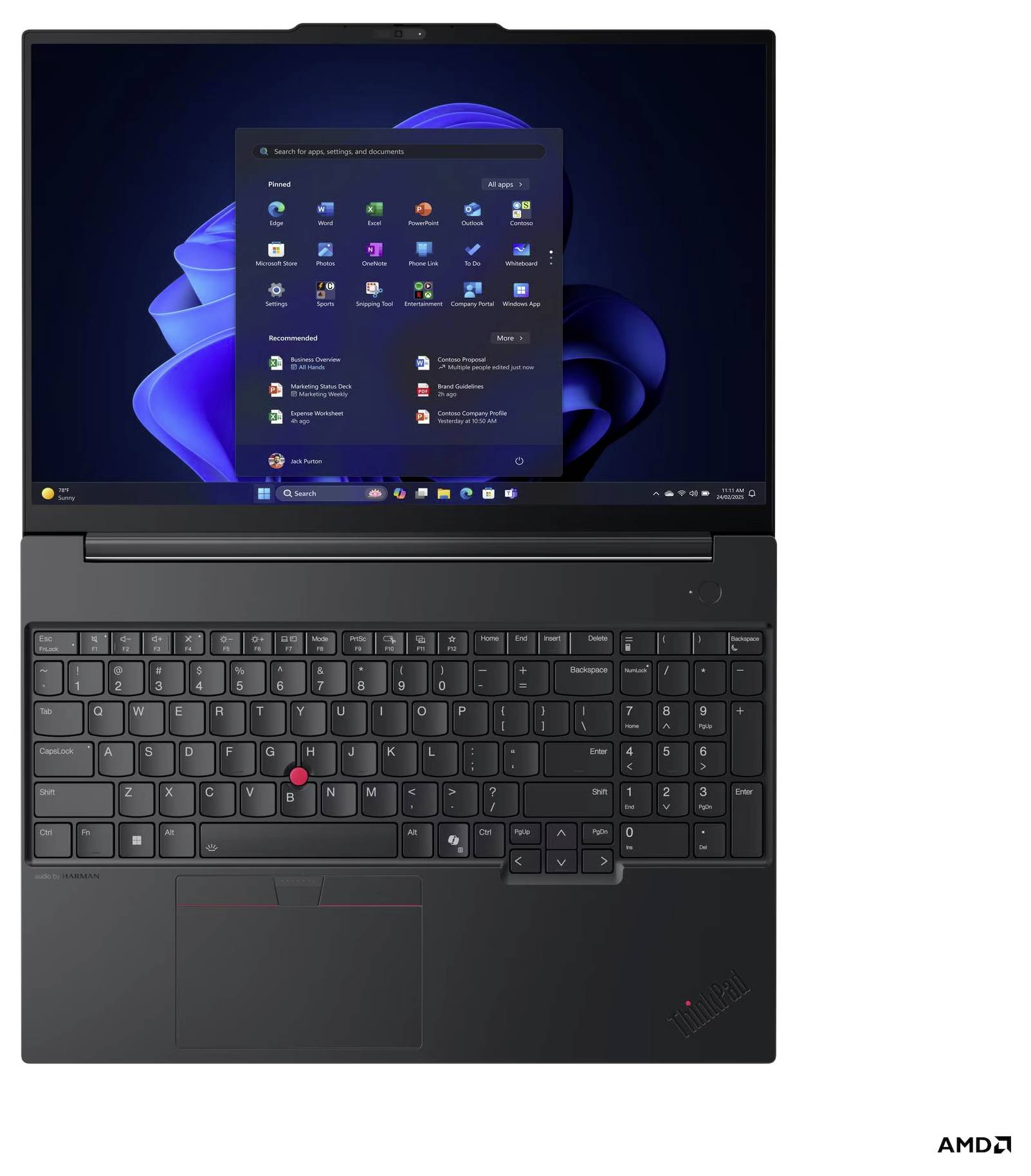Schwarzer Lenovo ThinkPad-Laptop mit geöffnetem Windows 11-Startmenü auf dem Bildschirm und AMD-Logo in der unteren rechten Ecke.