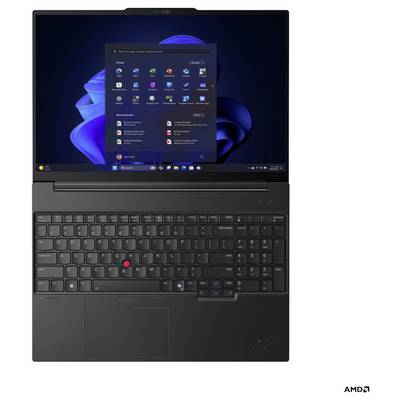 Schwarzer Lenovo ThinkPad-Laptop mit geöffnetem Windows 11-Startmenü auf dem Bildschirm und AMD-Logo in der unteren rechten Ecke.