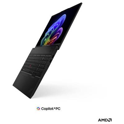 Ein schlanker schwarzer 2-in-1-Laptop, der in einem Winkel offen angezeigt wird und die Logos von Copilot+ PC und AMD zeigt.