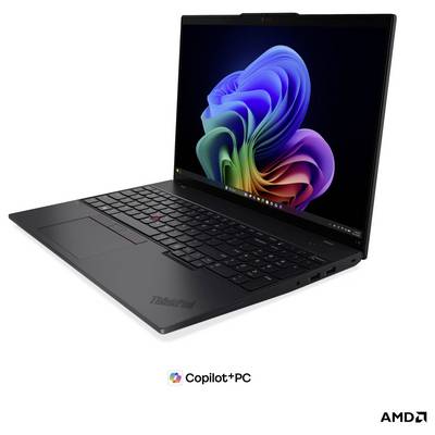 Schwarzer Lenovo ThinkPad Laptop, auf weißem Hintergrund offen, mit Windows 11 Hintergrundbild; „Copilot+ PC" und AMD-Branding darunter.