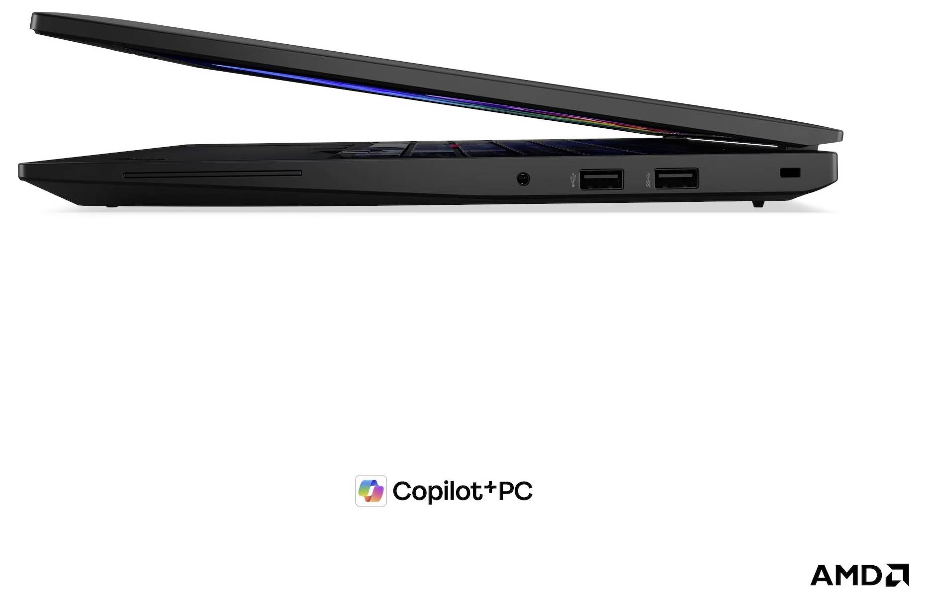 Seitenansicht eines schlanken schwarzen Laptops, der teilweise geöffnet ist und Anschlüsse zeigt; Copilot+PC- und AMD-Branding darunter.