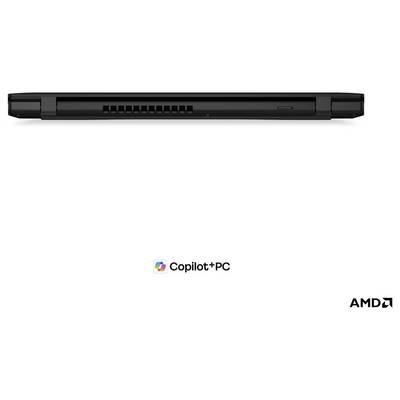 Seitenansicht eines schlanken schwarzen Laptops; Copilot+PC- und AMD-Logos unten angezeigt, was auf einen KI-aktivierten AMD-Laptop hinweist.