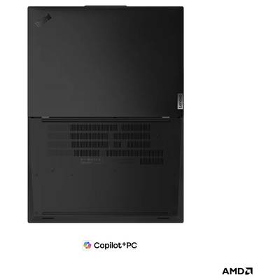 Rückansicht eines Lenovo ThinkPad-Laptops mit Lüftungsöffnungen und den Logos "Copilot+ PC" und AMD auf weißem Hintergrund.