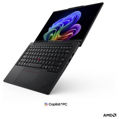 Ein schwarzer Lenovo ThinkPad Laptop, geöffnet in einem Winkel angezeigt, mit "Copilot+PC" und AMD-Branding darunter angezeigt.