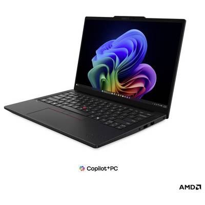 Schwarzer Lenovo-Laptop, der in einem Winkel geöffnet ist und den Windows 11-Hintergrund zeigt; Copilot+ PC- und AMD-Logos darunter, die auf ein AI-PC-Modell hindeuten.