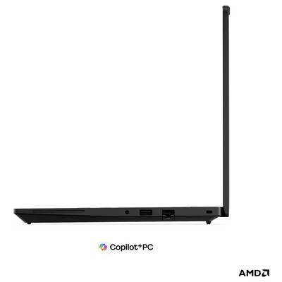 Seitenansicht eines dünnen schwarzen Laptops mit um 90 Grad geöffnetem Deckel; Copilot+ PC- und AMD-Logos darunter angezeigt.