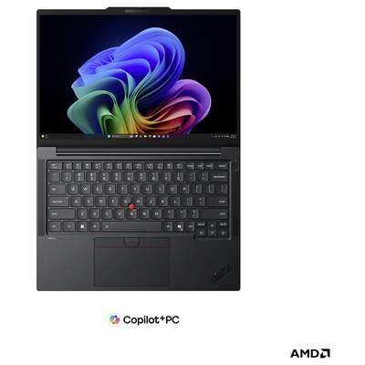 Schwarzer Lenovo ThinkPad-Laptop, geöffnet, mit Windows-Desktop-Hintergrund und „Copilot+ PC"- und AMD-Logos darunter.