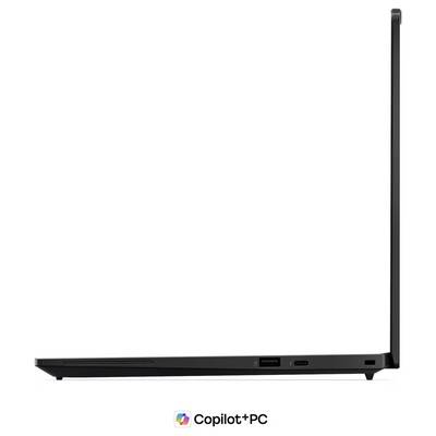 Seitenansicht eines schlanken schwarzen Laptops mit geöffnetem, aufrecht stehendem Bildschirm, mit der Bezeichnung "Copilot+ PC" darunter.