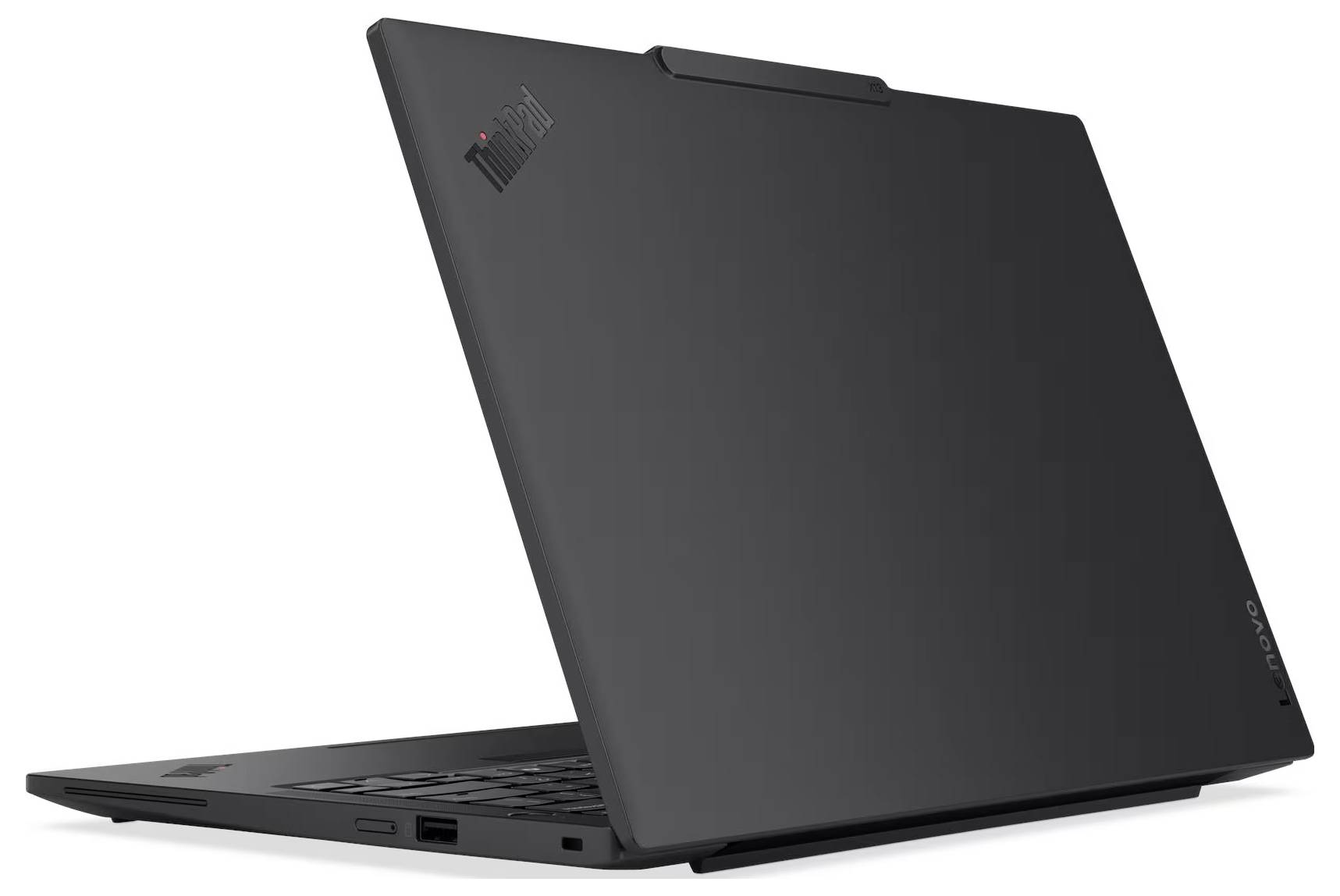 Schwarzer Lenovo ThinkPad-Laptop in geschlossenem Zustand in einer Dreiviertelseitenansicht auf weißem Hintergrund.