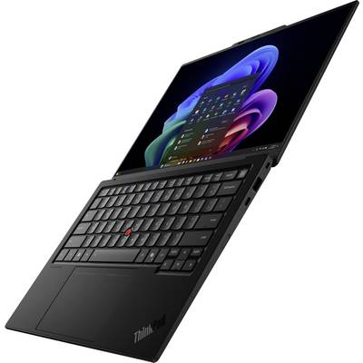 Offenes schwarzes ThinkPad-Laptop, das in einem Winkel gezeigt wird, mit einem Windows-Desktop auf dem Bildschirm und einer integrierten Tastatur und einem Trackpad.