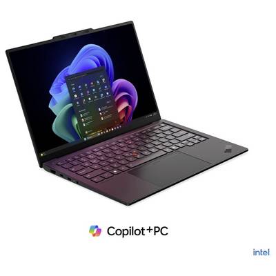 Ein schwarzer Laptop mit Windows 11 und einem bunten "Copilot+PC"-Logo mit Intel-Branding, aufgeklappt auf weißem Hintergrund gezeigt.