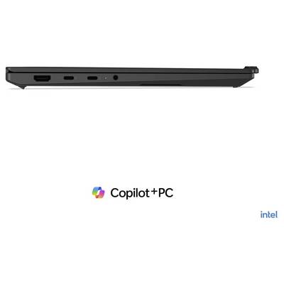 Seitenansicht eines dünnen schwarzen Laptops mit Copilot+PC- und Intel-Branding darunter angezeigt.
