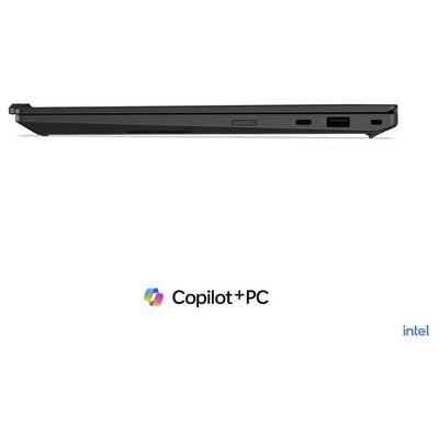 Seitenansicht eines schwarzen Laptops mit sichtbaren Anschlüssen, dargestellt über dem Copilot+ PC-Logo und Intel-Branding.