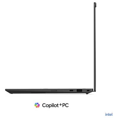 Ein schlanker schwarzer Laptop, in der Seitenansicht dargestellt, mit dem Monitor, der fast senkrecht geöffnet ist, mit der Bezeichnung „Copilot+ PC" und Intel-Branding darunter.