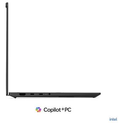 Seitenansicht eines dünnen schwarzen Laptops, der teilweise in einer L-Form geöffnet ist, mit den Logos "Copilot+PC" und Intel darunter.
