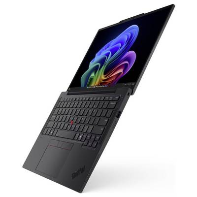 Ein schwarzer Lenovo ThinkPad Laptop, der in einem Winkel geöffnet ist und einen farbenfrohen abstrakten Hintergrund auf dem Bildschirm anzeigt.