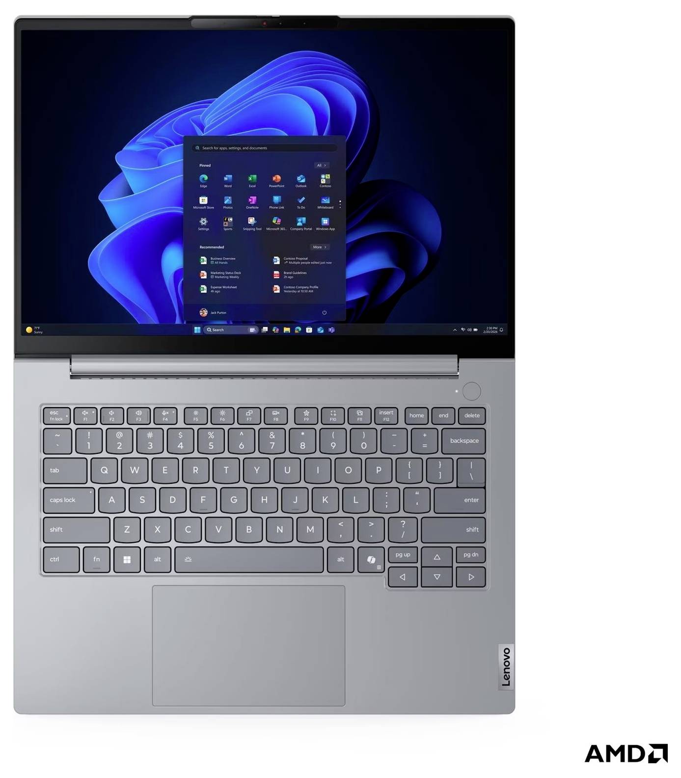 Silberner Lenovo-Laptop zeigt den Windows 11-Desktop und das Startmenü, mit AMD-Branding in der Ecke.
