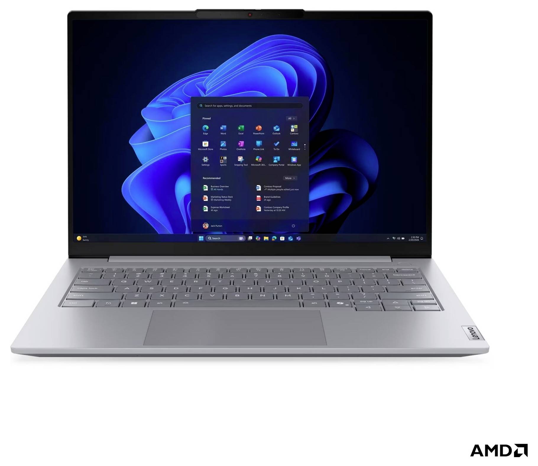 Silberner Laptop zeigt den Windows 11 Desktop mit geöffnetem Startmenü auf dem Bildschirm, dargestellt vor weißem Hintergrund mit AMD-Branding.