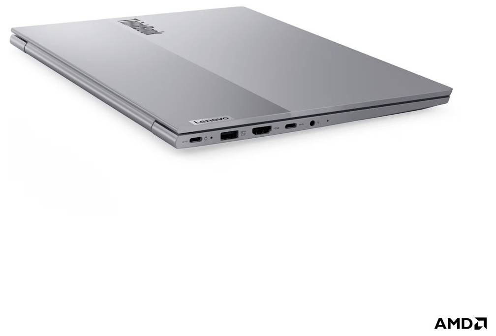 Silberner Lenovo-Laptop zugeklappt und schräg auf weißem Hintergrund angeordnet, mit Seitenports und dem AMD-Logo in der Ecke sichtbar.