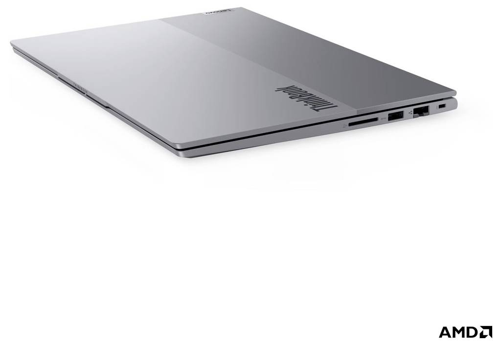 Silbernes Lenovo ThinkBook Laptop teilweise geöffnet, in Seitenansicht mit AMD-Logo auf weißem Hintergrund.
