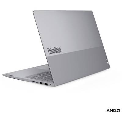 Silberner Lenovo ThinkBook Laptop, teilweise geöffnet, in der Seitenansicht gezeigt, mit AMD-Branding in der Ecke.
