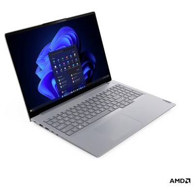 Silberner Lenovo-Laptop in einem Winkel geöffnet, zeigt den Windows-11-Desktop auf seinem Bildschirm an.