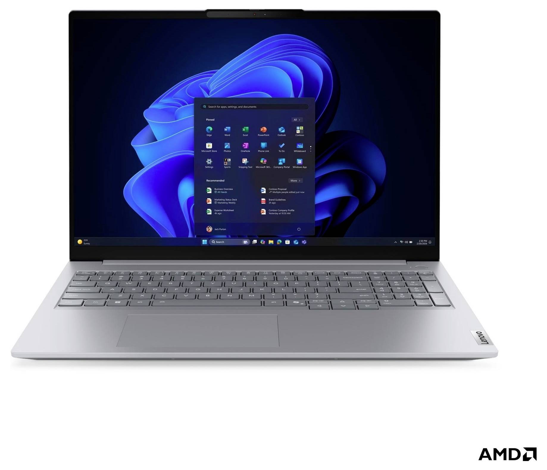 Silberner Laptop, der das Windows 11-Startmenü auf einem blauen abstrakten Desktop-Hintergrund anzeigt, in Vorderansicht auf weißem Hintergrund mit AMD-Branding dargestellt.