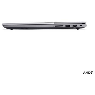 Seitenansicht eines schlanken Laptops mit seinen Anschlüssen und Lüftungsöffnungen auf weißem Hintergrund, mit einem AMD-Logo unten rechts.