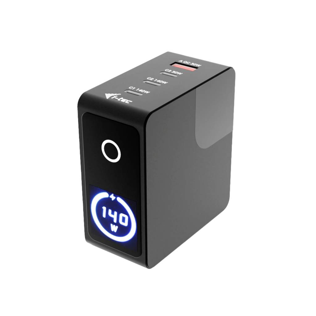 Schwarzes USB-C-Wandladegerät mit einer vorderen Ein-/Aus-Taste und blauem digitalen Display, das „140W" anzeigt, sowie oberen Beschriftungen für mehrere Ausgangsanschlüsse.