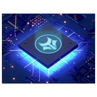 Leuchtender blauer Computerchip mit einem stilisierten Logo auf einer Leiterplatte, was fortgeschrittene Technologie oder Verarbeitung andeutet.