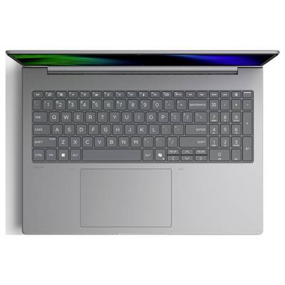 Draufsicht eines silbernen Laptops mit vollständiger Tastatur und großem zentrierten Touchpad, Deckel leicht geöffnet mit blauem Bildschirmglanz.