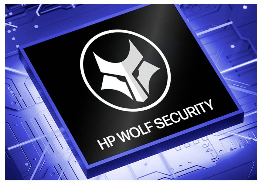 HP Wolf Security-Logo auf einem schwarzen Chip vor einem blauen Leiterplattenhintergrund.