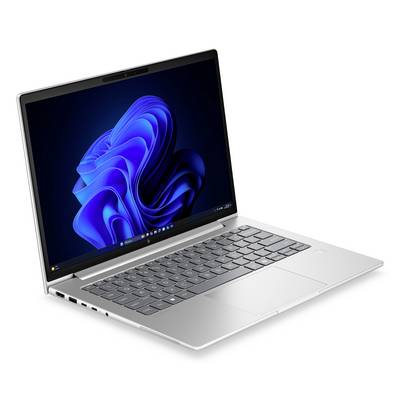 Silberner Laptop mit Windows-11-Desktopanzeige, geöffnet in einem Winkel auf weißem Hintergrund dargestellt.