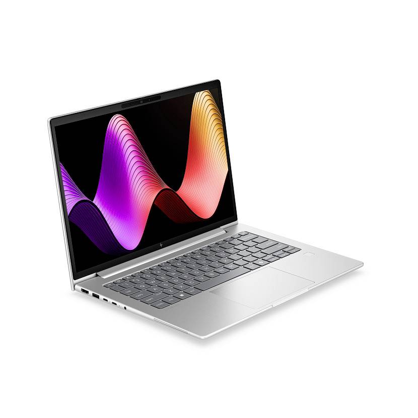 Silberner Laptop, in einem Winkel geöffnet, zeigt eine farbenfrohe abstrakte Welle auf dem Bildschirm vor weißem Hintergrund.