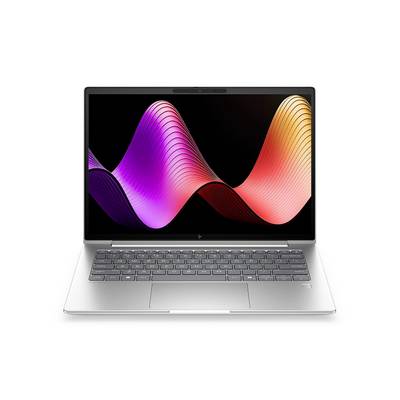 Silberner Laptop auf weißem Hintergrund, auf dem Bildschirm ein farbenfroher abstrakter Wellen-Hintergrund.