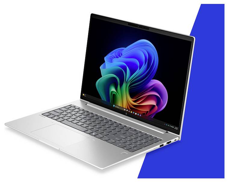 Silberner Laptop mit Windows 11 Hintergrund, in einem Winkel geöffnet auf weißem Hintergrund mit blauem geometrischem Akzent angezeigt.