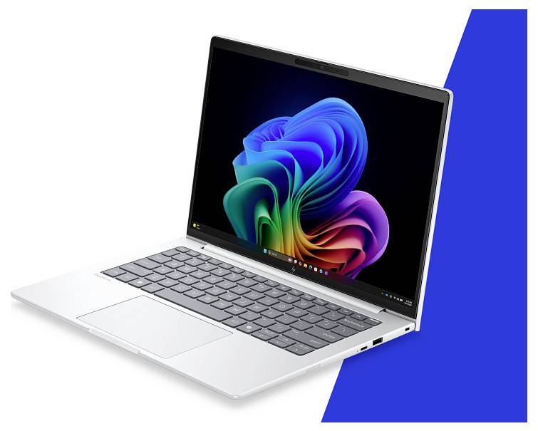 Silberner Laptop in schräger Position geöffnet, zeigt ein farbenfroher abstrakten Wirbel auf dem Bildschirm vor einem weißen Hintergrund mit einer blauen Akzentform.