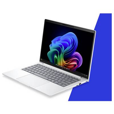 Silberner Laptop in schräger Position geöffnet, zeigt ein farbenfroher abstrakten Wirbel auf dem Bildschirm vor einem weißen Hintergrund mit einer blauen Akzentform.