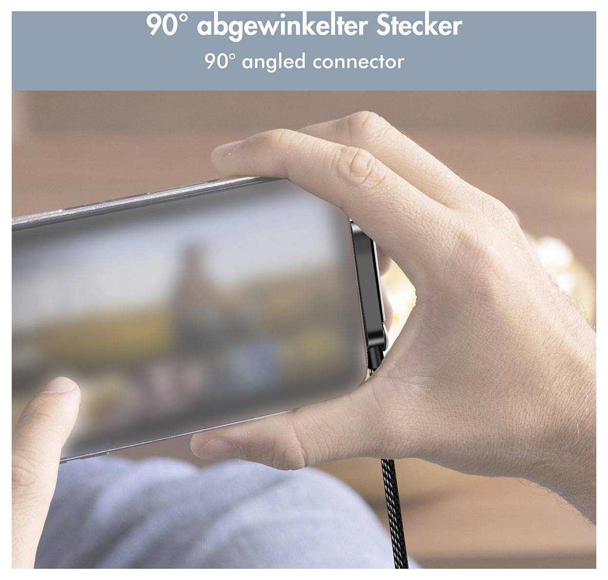 Hände halten ein Telefon mit einem 90° abgewinkelten Ladestecker, der mit „90° abgewinkelter Stecker" und „90° angled connector" gekennzeichnet ist.