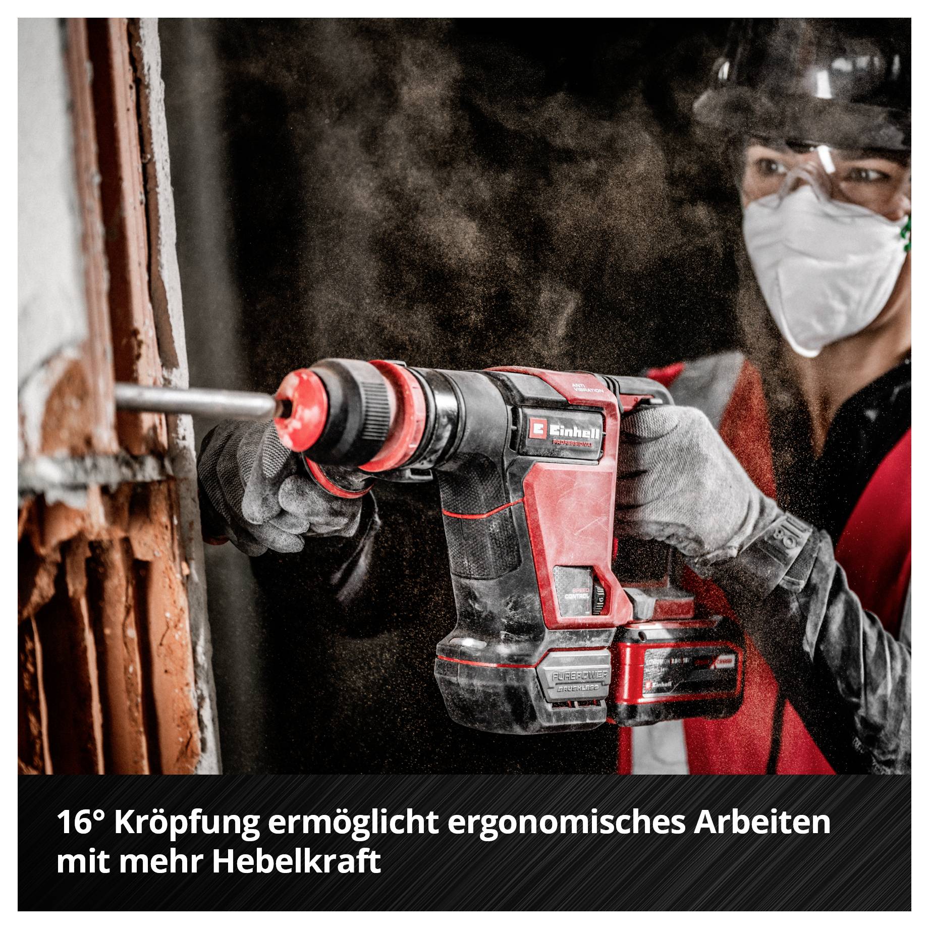 Arbeiterin mit Schutzmaske bohrt mit rotem Akku-Bohrhammer in eine Wand; Text: '16° Kopfung ermöglicht ergonomisches Arbeiten mit mehr Hebelkraft'