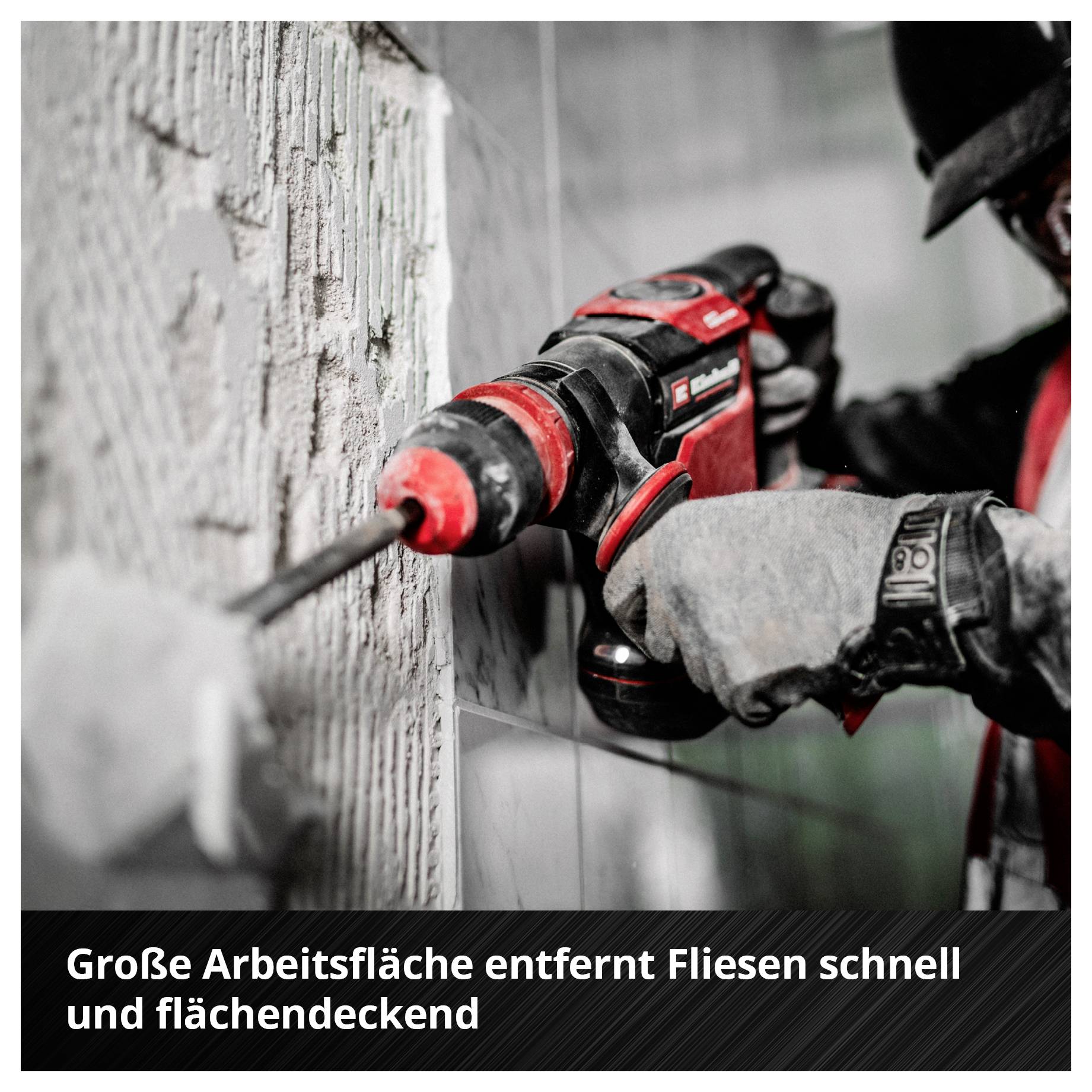 Ein Arbeiter entfernt mit einem roten Bohrhammer Fliesen von einer Wand; unten steht: 'Große Arbeitsfläche entfernt Fliesen schnell und flächendeckend'.