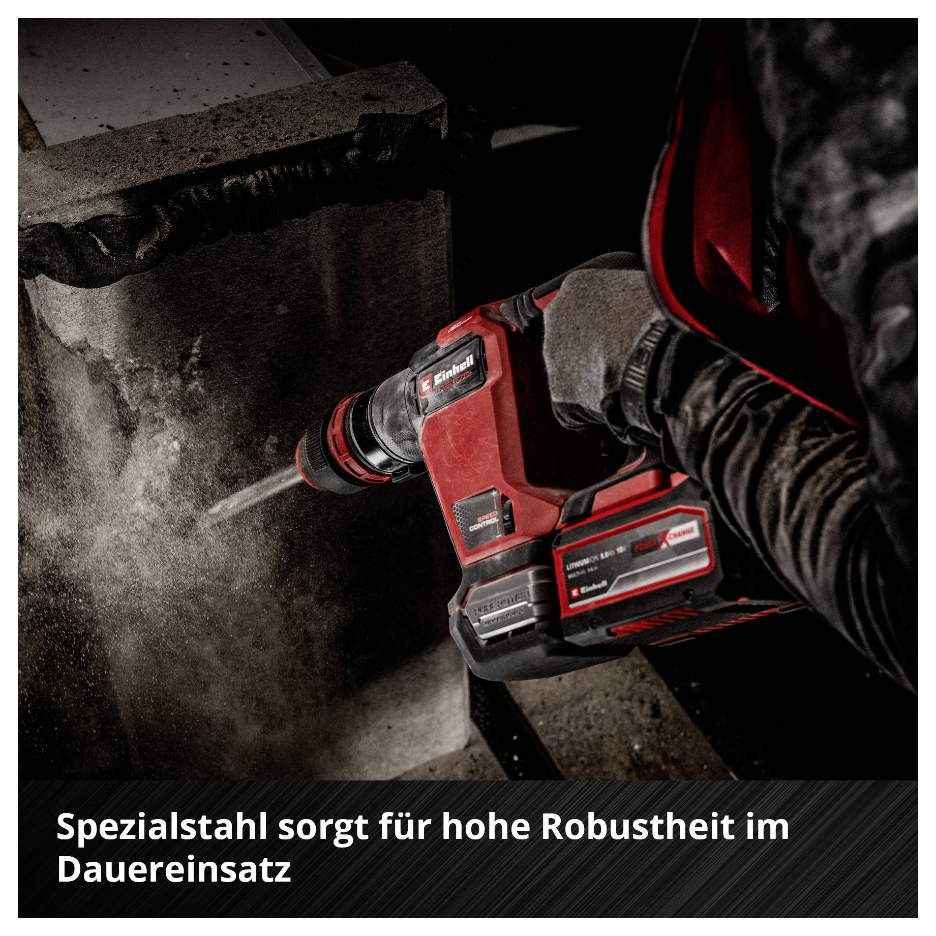 Akkubohrhammer bohrt in Beton; eingeblendeter Text: 'Spezialstahl sorgt für hohe Robustheit im Dauereinsatz'.