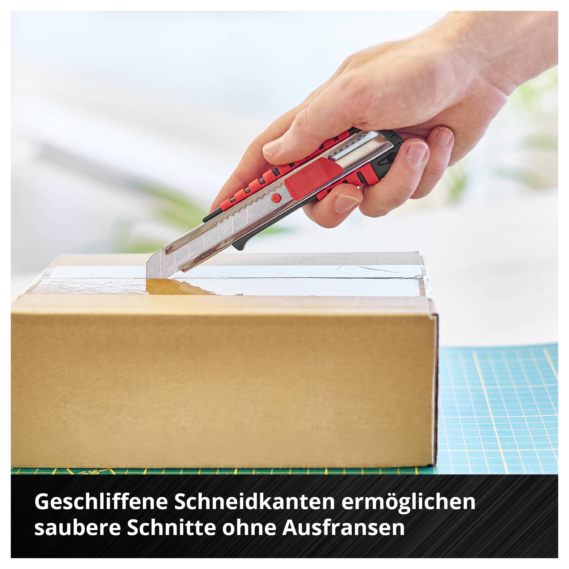 Hand schneidet mit Cuttermesser einen Karton auf; Hinweistext: 'Geschliffene Schneidkanten ermöglichen saubere Schnitte ohne Ausfransen'