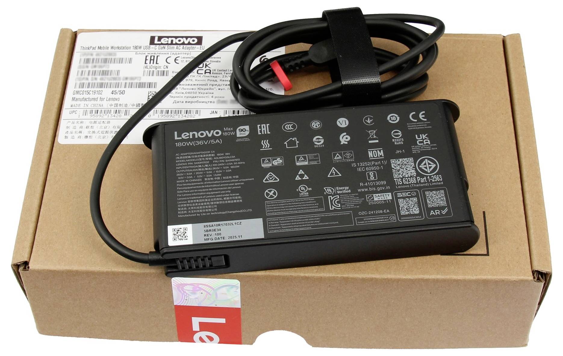 Lenovo-Laptop-Netzteil und aufgerolltes Kabel auf einem Karton-Produktkarton.