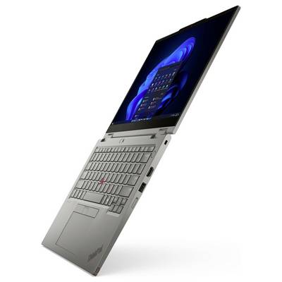 Ein silberner Lenovo ThinkPad-Laptop, der in einem Winkel offen dargestellt ist, mit Tastatur, Touchpad und Windows-Desktop auf dem Bildschirm sichtbar.