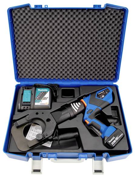 Offenes blaues Transportetui mit Schaumstoffeinsatz, darin ein Makita kabelloses hydraulisches Schneidewerkzeug, Ladegerät, zwei Batterien und Zubehör.