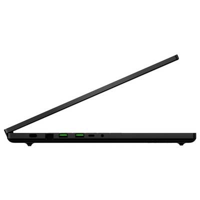 Seitenansicht eines geschlossenen schwarzen Laptops mit teilweise geöffnetem Deckel, der Anschlüsse und Statusleuchten an der Basis zeigt.