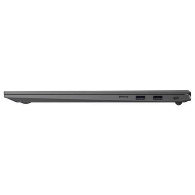 Seitenansicht eines schlanken Laptops, die die Vorderkante mit Anschlüssen und einer zentrierten Steckplatzöffnung zeigt.