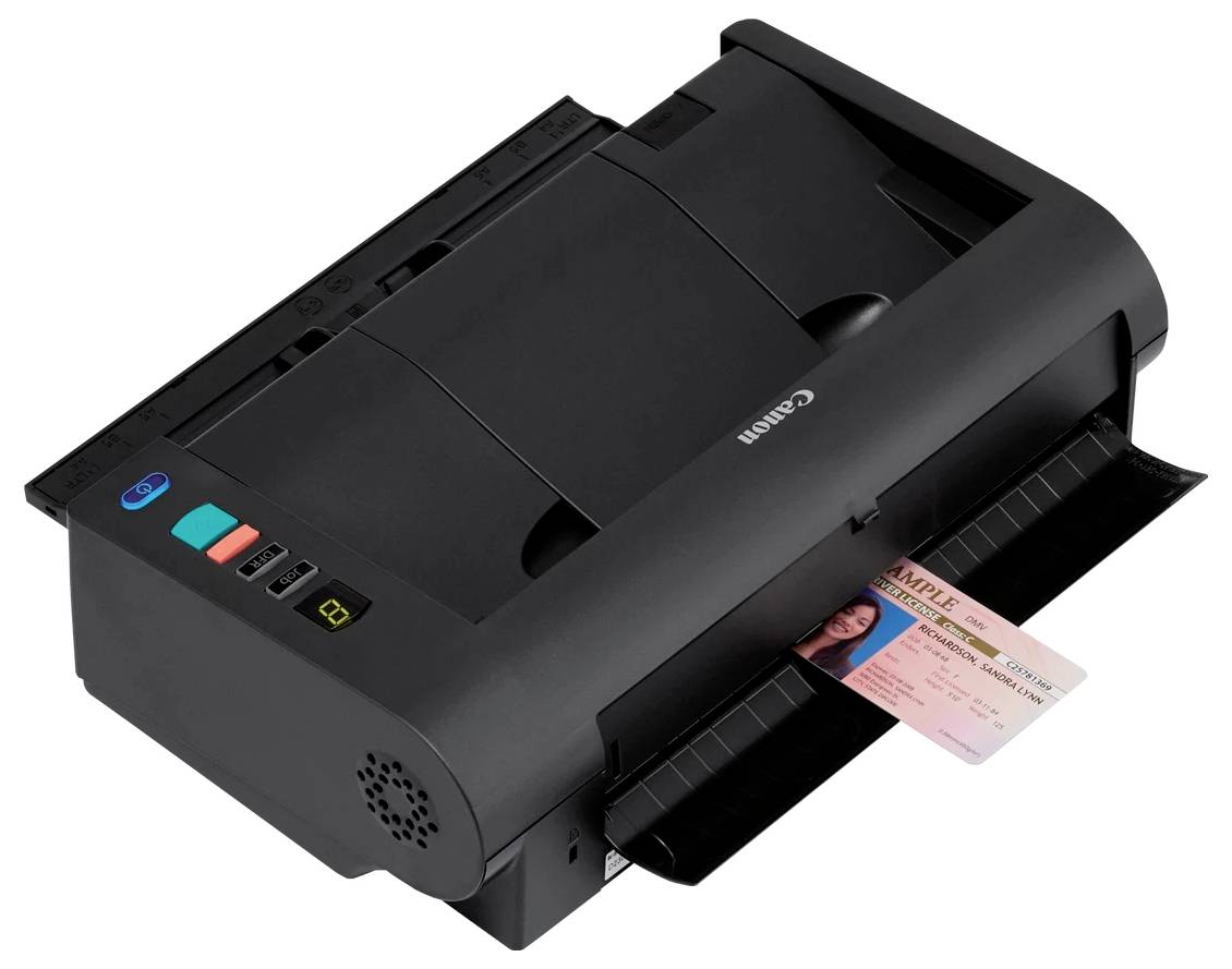 Ein schwarzer Canon-Scanner mit einer Ausweiskarte, die in den vorderen Schlitz eingeführt wird, auf weißem Hintergrund dargestellt.