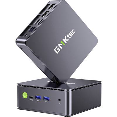Kompakter GMKtec Mini-PC aufrecht und auf einer Basis angedockt, mit vorderen Anschlüssen einschließlich Stromversorgung, USB-C und zwei USB-A-Anschlüssen.